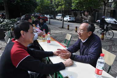 云南民族中學(xué)黨員進(jìn)社區(qū)開(kāi)展教育咨詢服務(wù)活動(dòng)