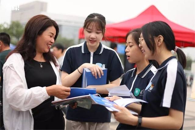 中職招生咨詢會現場火爆 升學就業雙軌并行，職業教育前景廣闊